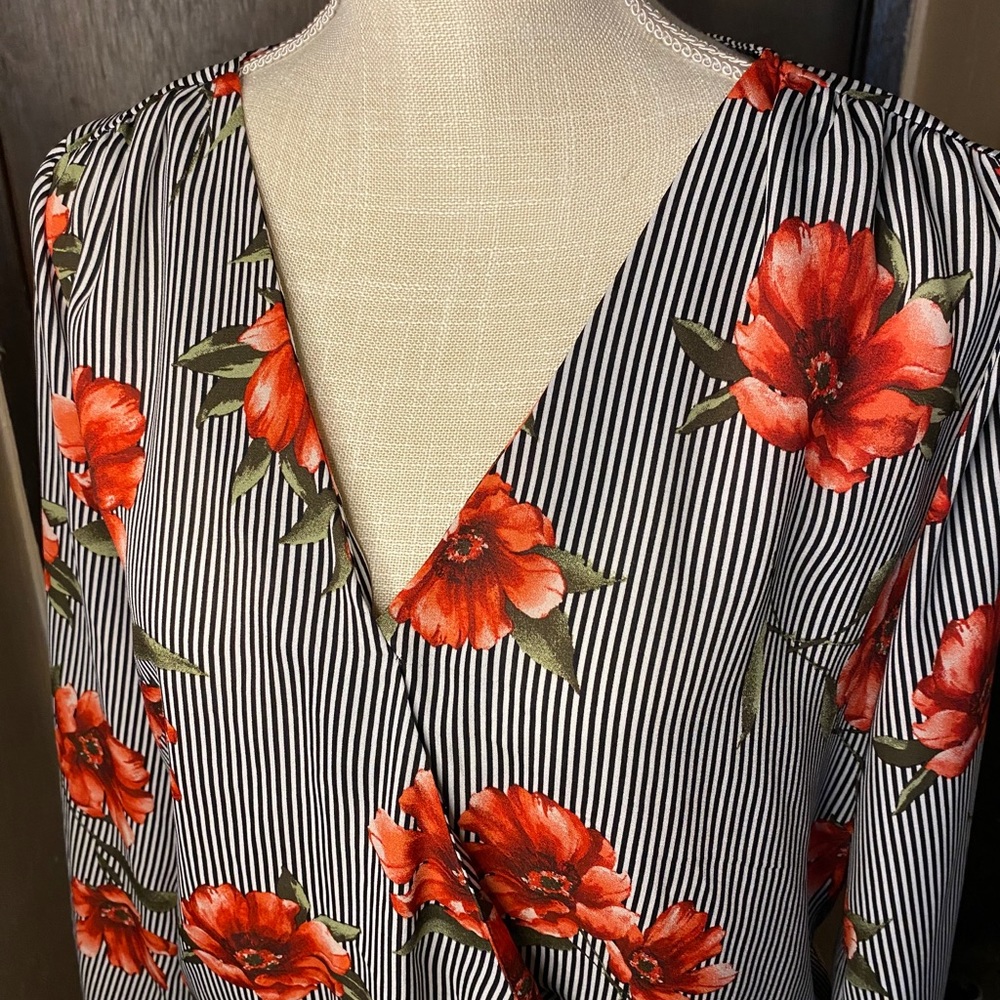 Blouse 👚 - Picture 2 of 3